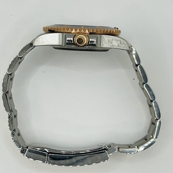 The side profile of the 2 Tone watch